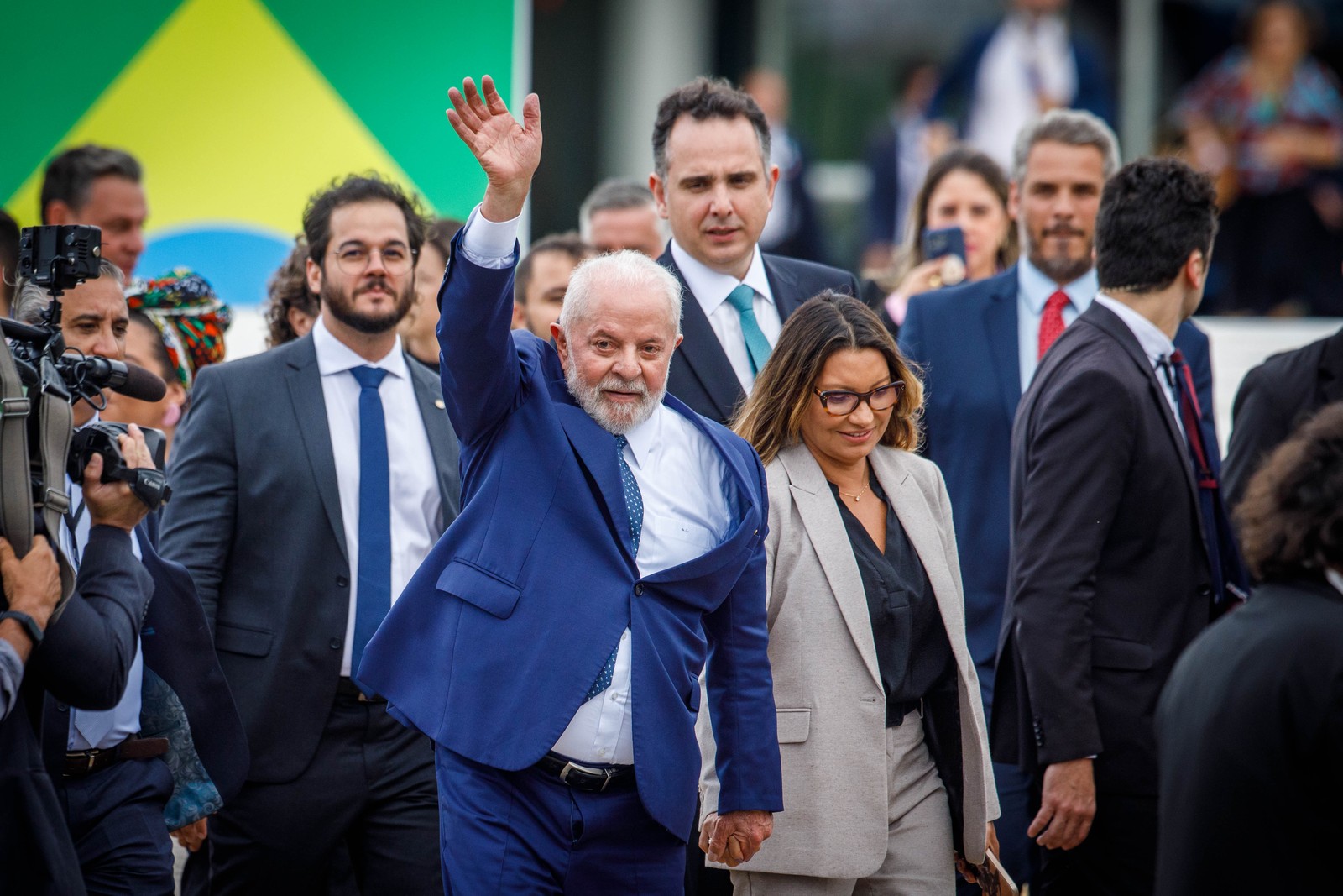 Lula e Janja descem com Rodrigo Pacheco a rampa do Congresso. Ao fundo, o deputado federal Tulio Gadelha — Foto: Brenno Carvalho/Agência O Globo