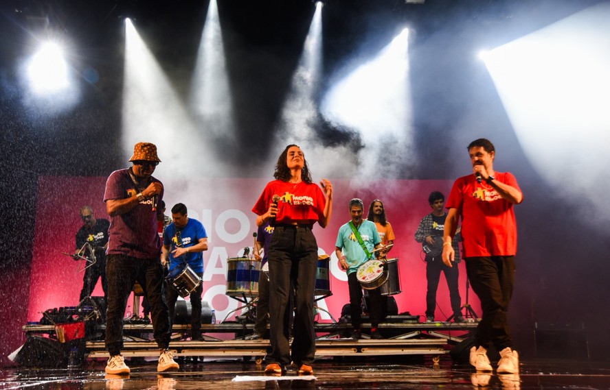 Trio de vocalistas do Monobloco animou o público mesmo debaixo de chuva