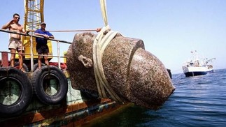 A lista de descobertas conta com gigantes estátuas de faraós, 64 embarcações antigas, 700 âncoras, um pote de pedra maciça cheio de moedas de ouro e cestas com frutas. — Foto: Franck Goddio