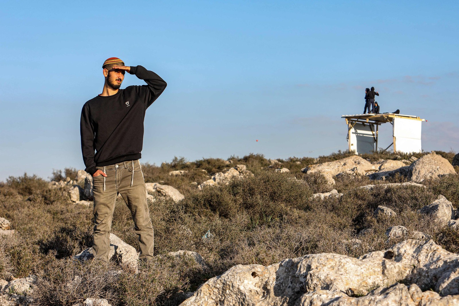 Israelenses se reúnem na tentativa de restabelecer um posto avançado de assentamento ilegal no norte da Cisjordânia — Foto: GIL COHEN-MAGEN/AFP