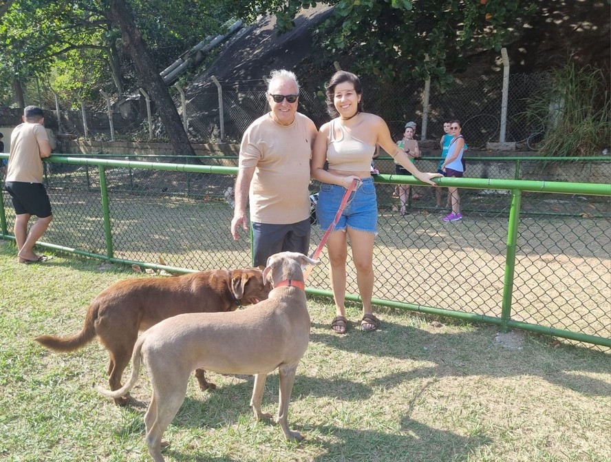 Novo espaço. Stephanie com o pai, Carmelo, e as duas cachorras, Bonie e Blue, no Parcão do Leme