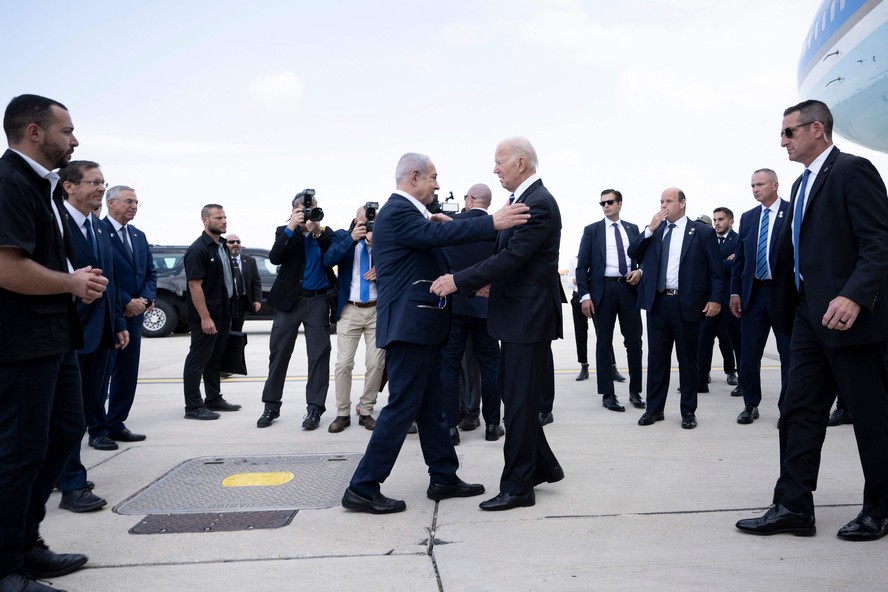 O primeiro-ministro de Israel, Benjamin Netanyahu, cumprimenta o presidente americano, Joe Biden, na pista do aeroporto Ben-Gurion