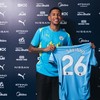 Savinho com a camisa do Manchester City - Divulgação/Manchester City