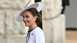 Kate Middleton, a princesa de Gales, chegou ao Desfile de Aniversário do Rei — Foto: JUSTIN TALLIS/AFP