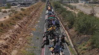 Migrantes, principalmente da Venezuela, viajam nos vagões de um trem de mercadorias para Ciudad Juarez, estado de Chihuahua, México — Foto: HERIKA MARTINEZ / AFP