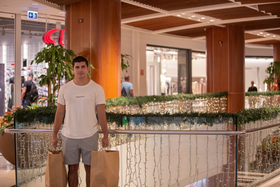 O médico Marcos Fernandes, 27 anos, foi ao shopping Rio Sul, na Zona Sul do Rio, nesta Black Friday — Foto: Beatriz Orle / Agência O Globo