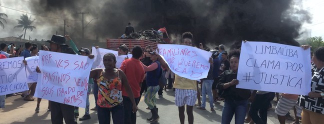 Manifestantes realizam protesto pela morte de homem asfixiado com gás na viatura da PRF, em Sergipe — Foto: Aline Aragão/Tv Atalaia