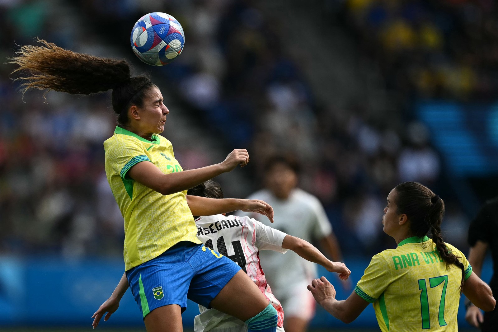 A meia brasileira Angelina cabeceia a bola na partida de futebol feminino do grupo C entre Brasil e Japão durante os Jogos Olímpicos de Paris 2024, no Parc des Princes, em Paris, em 28 de julho de 2024 — Foto: Ben STANSALL / AFP