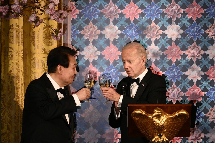 Yoon e Biden brindam durante jantar de Estado na Sala Leste da Casa Branca