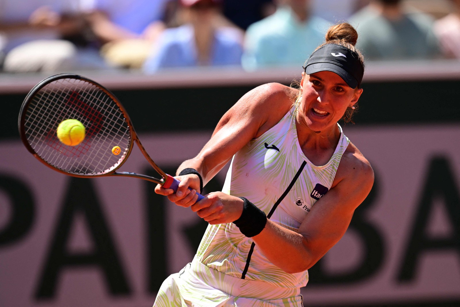 A brasileira Beatriz Haddad em partida contra a espanhola Sara Sorribes em Roland-Garros — Foto: Emmanuel DUNAND / AFP