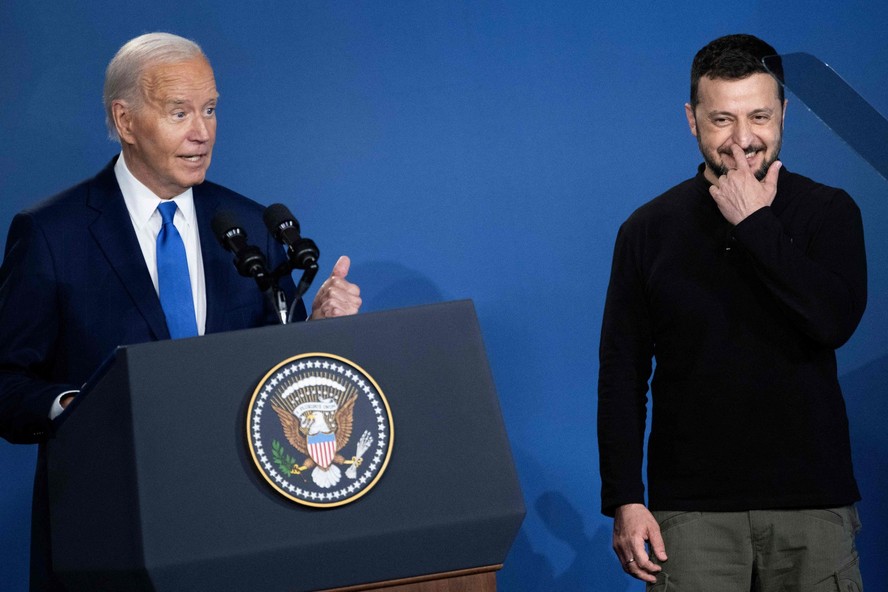 Biden ao lado de Zelensky durante discurso na Otan