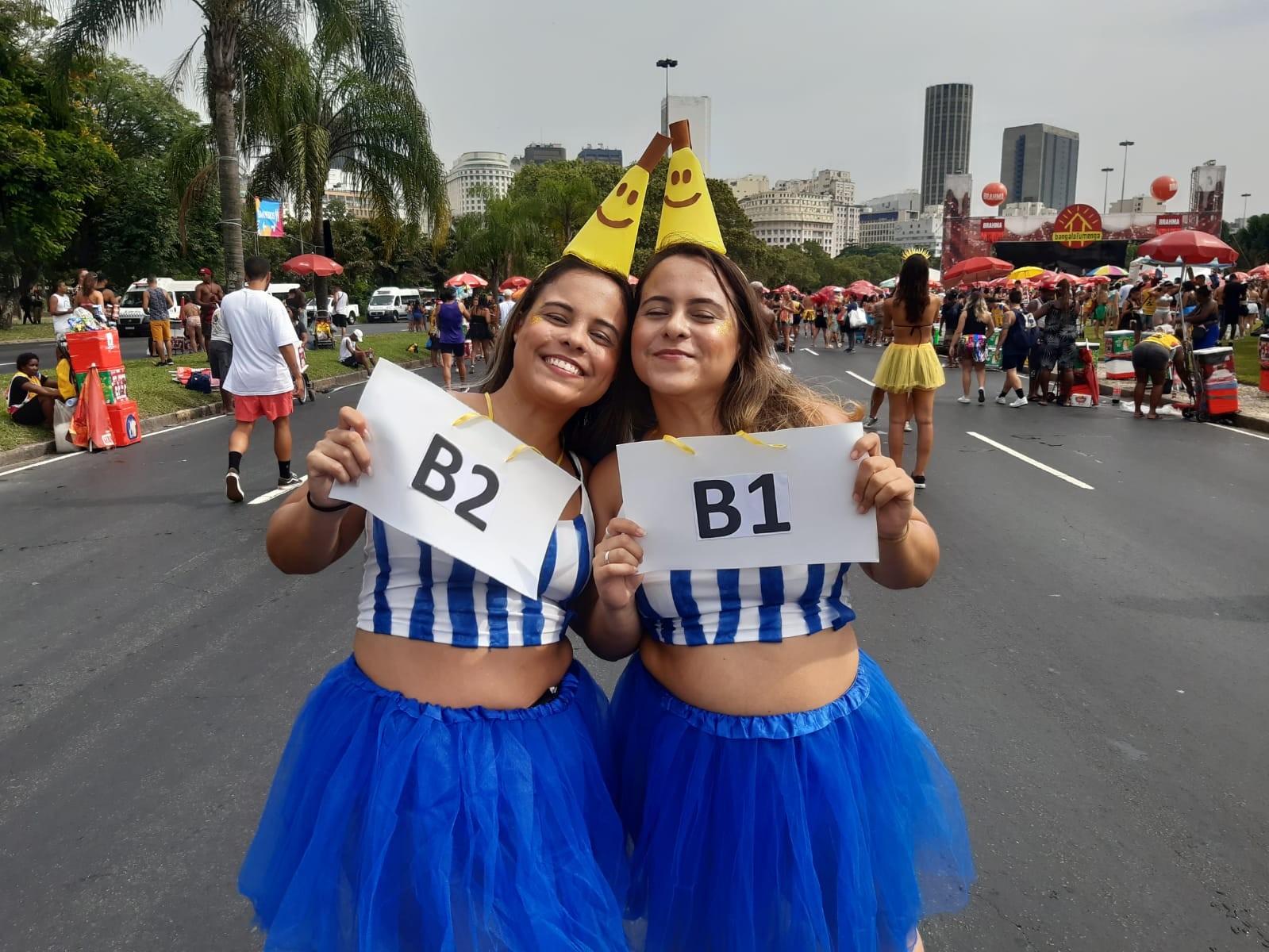 As gêmeas Karem e Luana Mota saíram da Zona Norte para curtir o Bangalafumenga, no Aterro do Flamengo.  — Foto: Agência O Globo