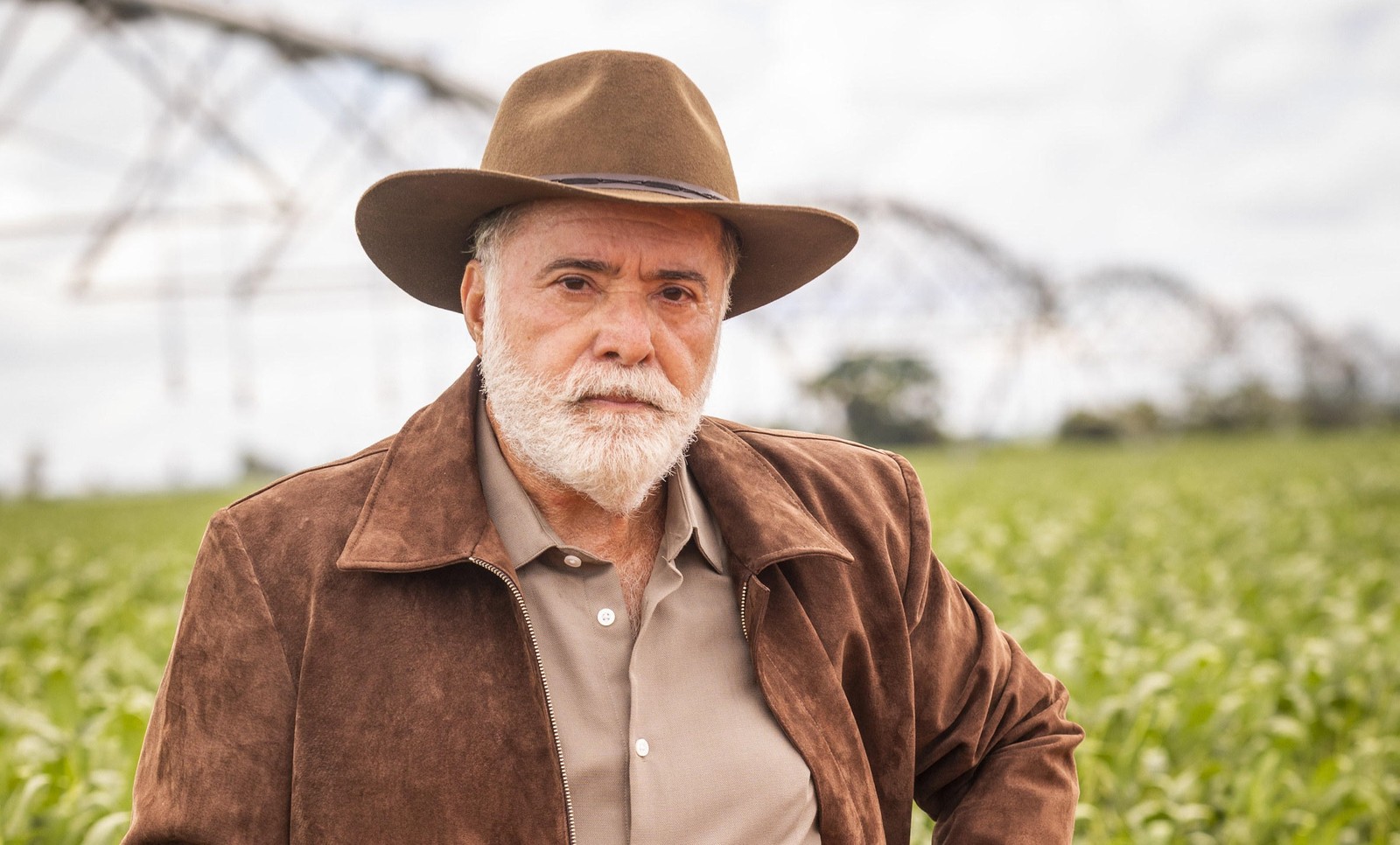 Tony Ramos é Antônio La Selva, maior produtor rural da região. É um homem autoritário e que foi muito apaixonado por Agatha, mãe de Caio (Cauã Reymond). Ele culpa o menino pela morte da mãe no pré-parto  — Foto: Globo/João Miguel Júnior