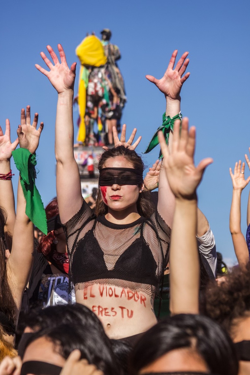 Mulheres vestidas de preto com faixas nos olhos se participam de “Um violador em seu caminho”, no Chile Gabriela García — Foto:         
