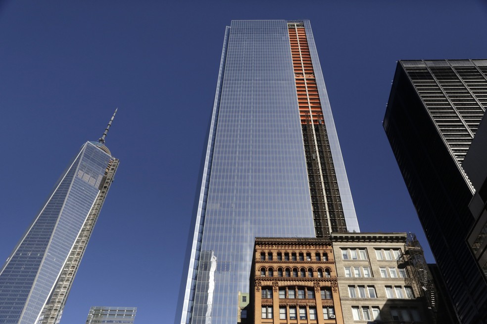 Ao centro, a torre do novo  World Trade Center projetada pelo arquiteto japonês Fumihiko Maki — Foto: AP Photo/Mark Lennihan