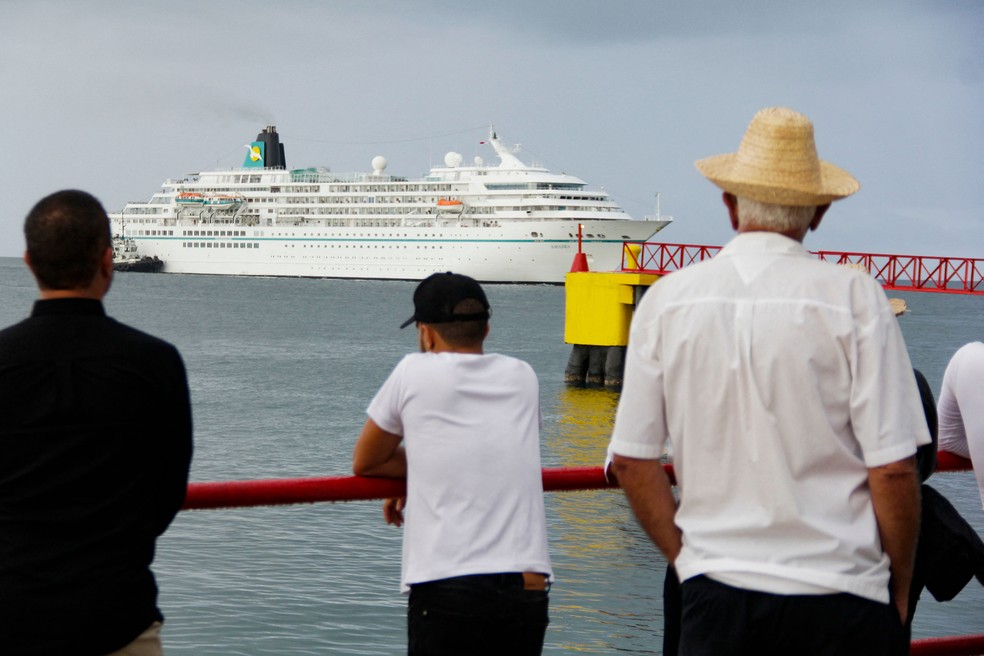 Moradores de Isla Margarita, no Caribe venezuelano, observam o MS Amadea, primeiro navio de cruzeiros europeu a visitar o país em 15 anos — Foto: Gustavo Granado / AFP