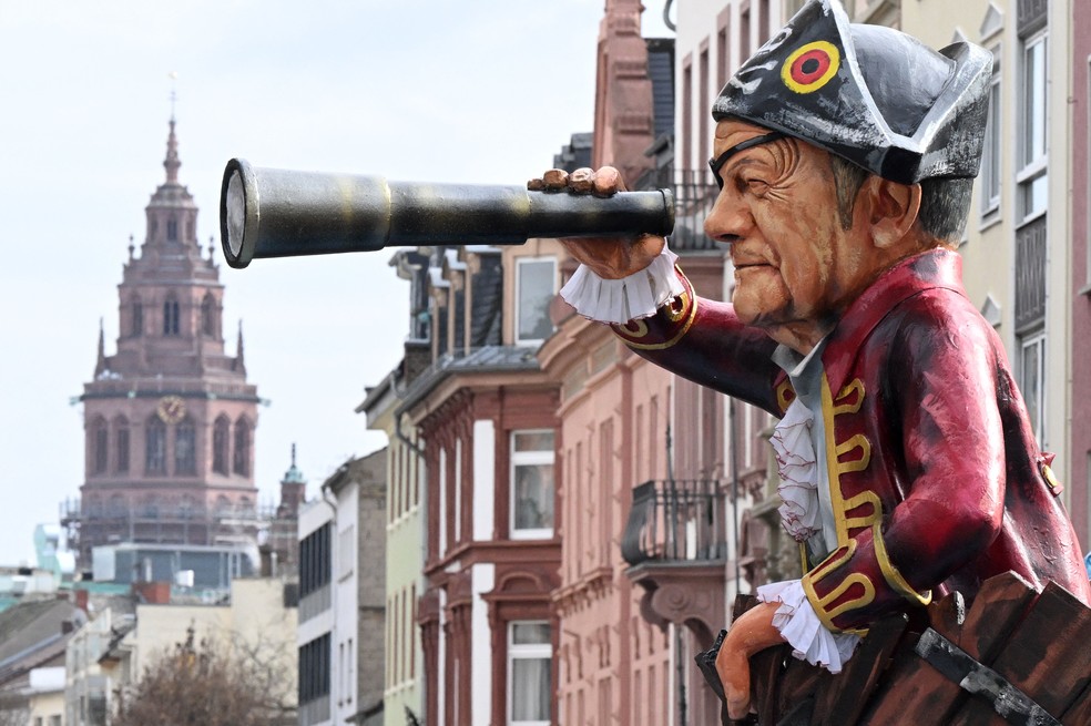 Uma alegoria ironizando o primeiro-ministro alemão Olaf Scholz no carnaval de Mainz: fazer piadas com políticos é uma tradição da folia germânica — Foto: Kirill Kudryavtsev / AFP