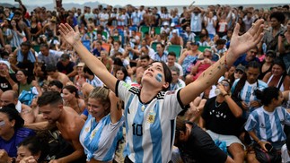 Torcedores da Argentina comemoram no Fifa Fan Fest, no Rio de Janeiro — Foto: MAURO PIMENTEL/AFP