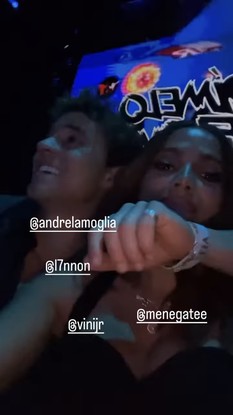 Anitta abraçada com o ator André Lamoglia em festa em Miami