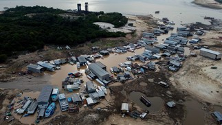 Casas flutuantes no Rio Negro, em Manaus, em meio à estiagem na região — Foto: Michael Dantas/AFP