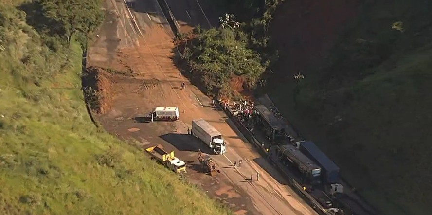 Serra das Araras é interditada nos dois sentidos após quedas de barreiras