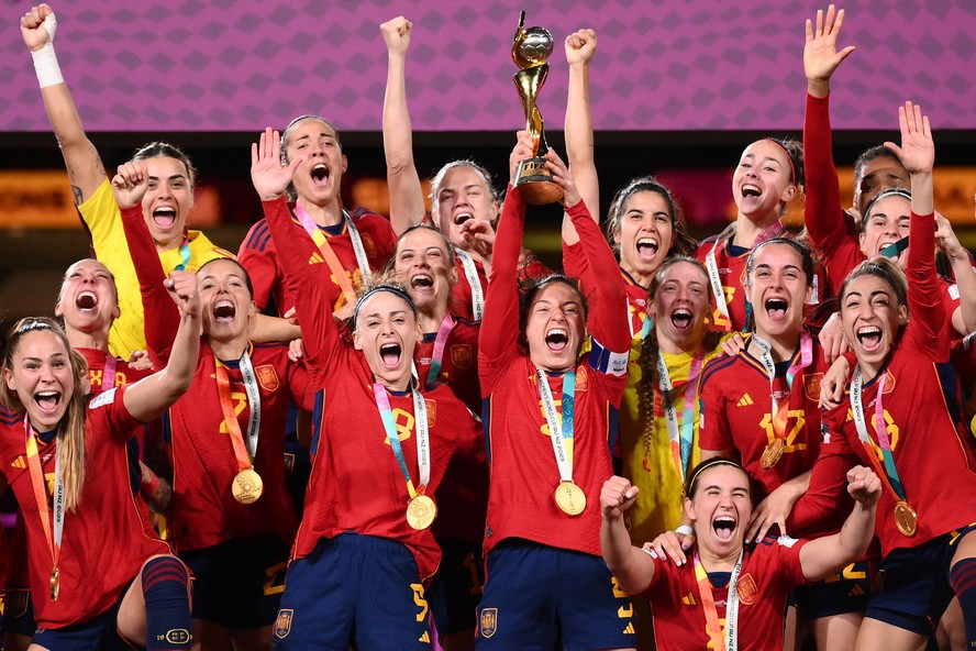 Espanha venceu a Inglaterra e se tornou campeã da Copa do Mundo pela primeira vez