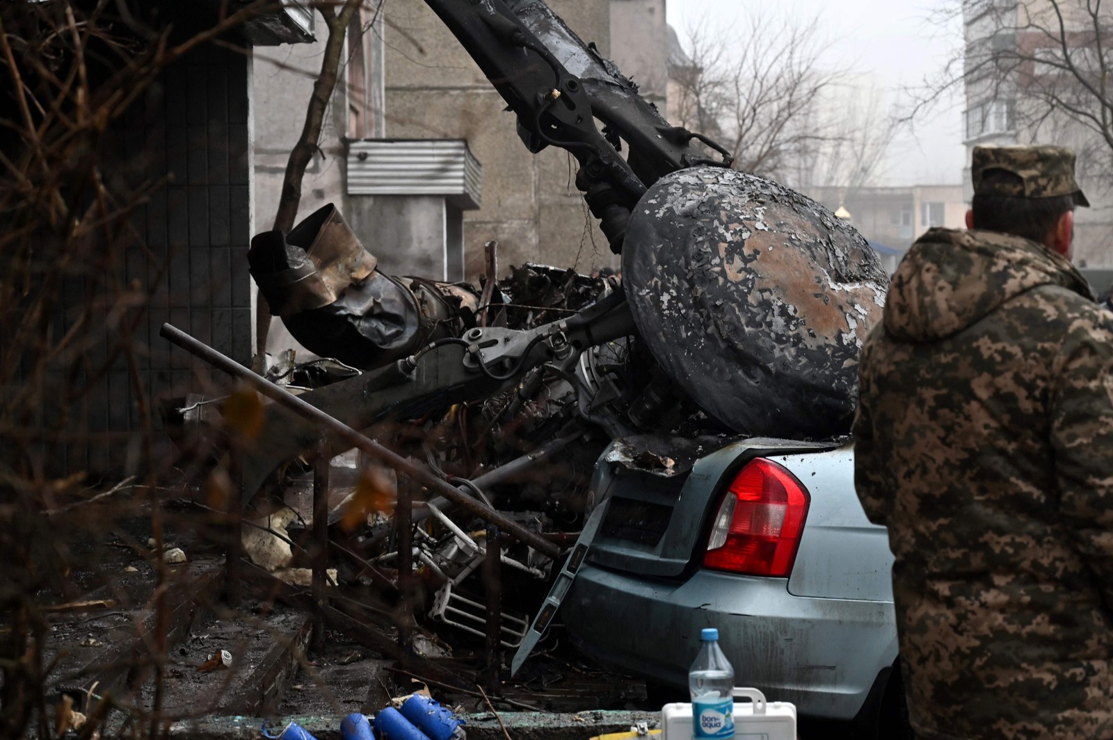 Militar vigia local onde um helicóptero caiu perto de um jardim de infância, em Brovary, nos arredores de Kiev, matando dezesseis pessoas, incluindo duas crianças e o ministro do Interior ucraniano — Foto: Sergei Supinsky / AFP