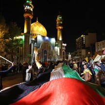 Iranianos comemoram ataque lançado contra Israel na Praça Palestina, em Teerã — Foto: Atta Kenare/AFP