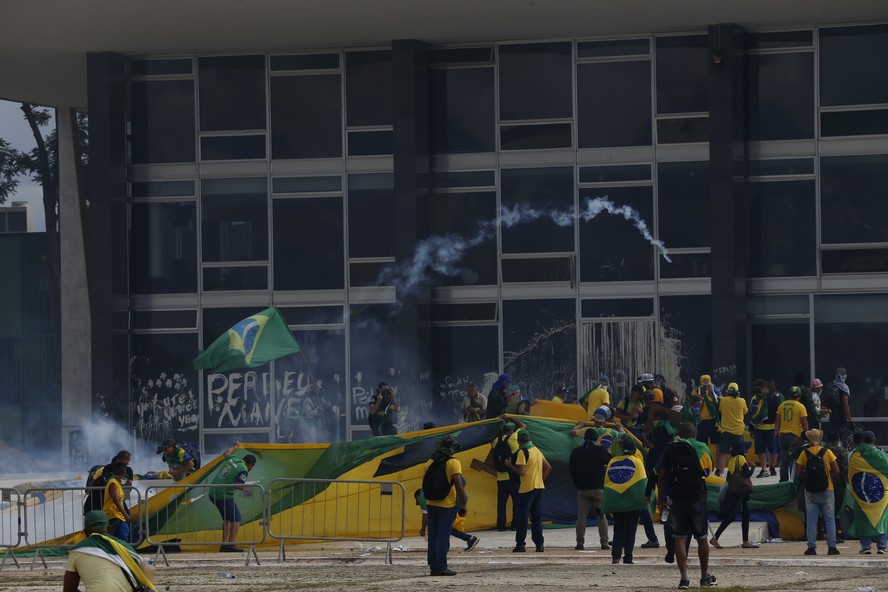 Terroristas em frente ao Planalto no Distrito Federal