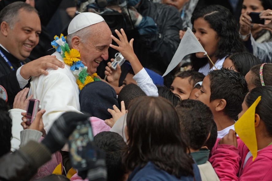 Papa Francisco é cercado por crianças durante visita à Favela da Varginha, em Manguinhos, durante a Jornada Mundial da Juventude