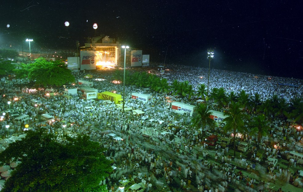 Rod Stewart se apresenta para multidão de 3,5 milhões de pessoas no Ano Novo de Copacabana, em 1995 — Foto: Léo Aversa/Agência O Globo