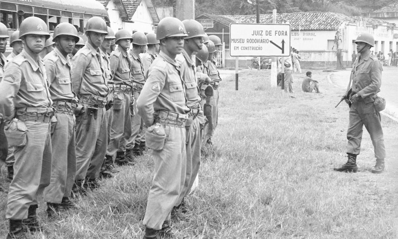 Na madrugada de 31 de março, o general Mourão Filho, comandante da IV Região Militar, em Minas Gerais, conduziu suas tropas em direção ao Rio de Janeiro, com o objetivo de depor o presidente, sendo seguido por outros comandos. Na foto, soldados do Exército em Juiz de Fora — Foto: Agência O Globo