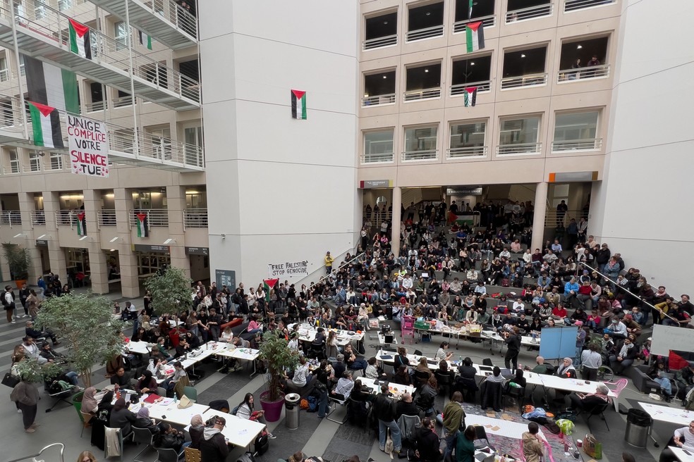 foto tirada em 7 de maio de 2024, em Genebra, mostra manifestantes e ativistas estudantis pró-palestinos realizando uma reunião no salão que ocuparam na Universidade de Genebra (UNIGE). — Foto: ELODIE LE MAOU/AFP