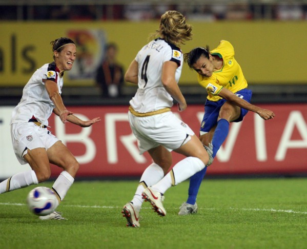 A rainha Marta (à direita) no jogo contra os EUA no Mundial de 2007 — Foto: Mark Ralston