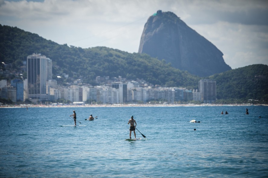 Praia de Copacabana em dia de feriado no Rio