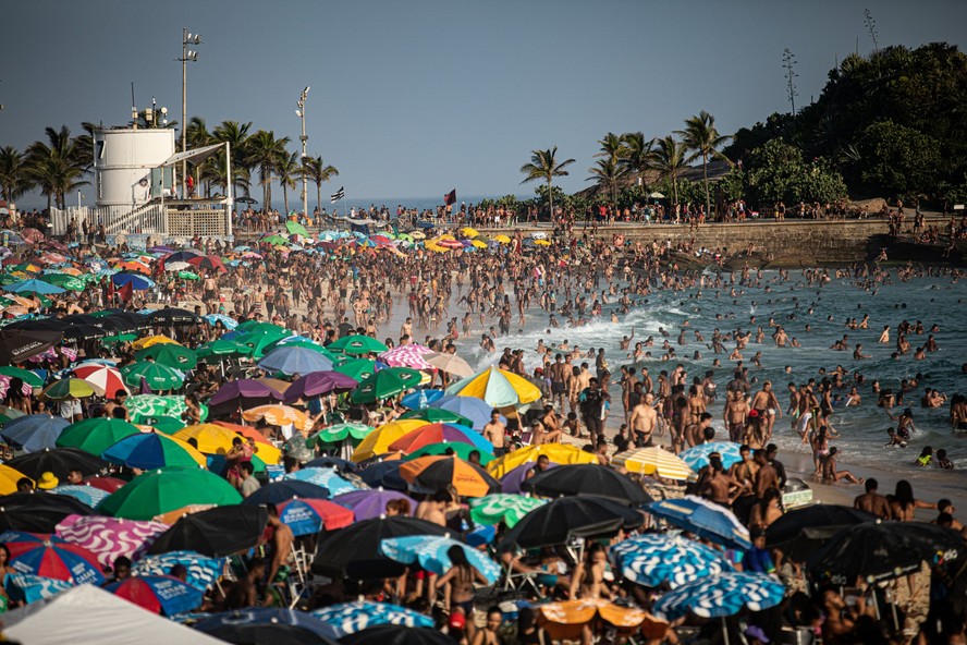 Praia lotada no Rio em dia de forte calor