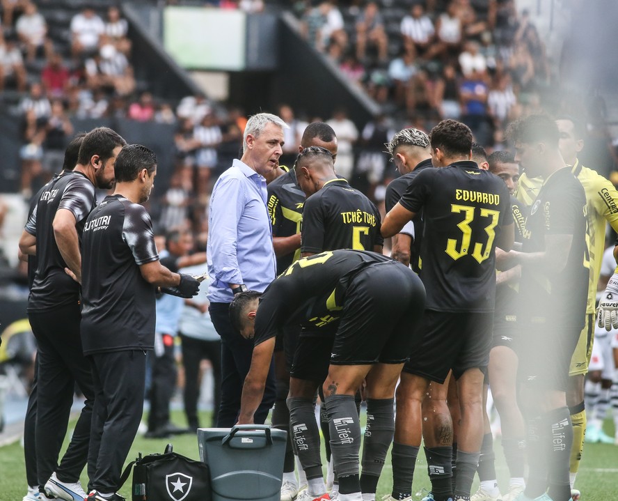 Tiago Nunes orienta jogadores do Botafogo no Nilton Santos