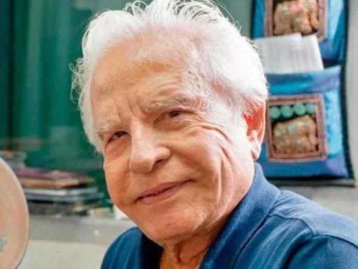 Cid Moreira, de 95 anos, já disse que não quer se aposentar tão cedo. Recentemente ele gravou para o especial de 50 anos do "Fantástico". O apresentador e a mulher também gravam semanalmente conteúdos para a internet — Foto: Reprodução Instagram