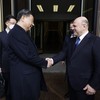 O presidente chinês, Xi Jinping, cumprimenta o premier russo, Mikhail Mishustin, em Moscou - DMITRY ASTAKHOV/AFP