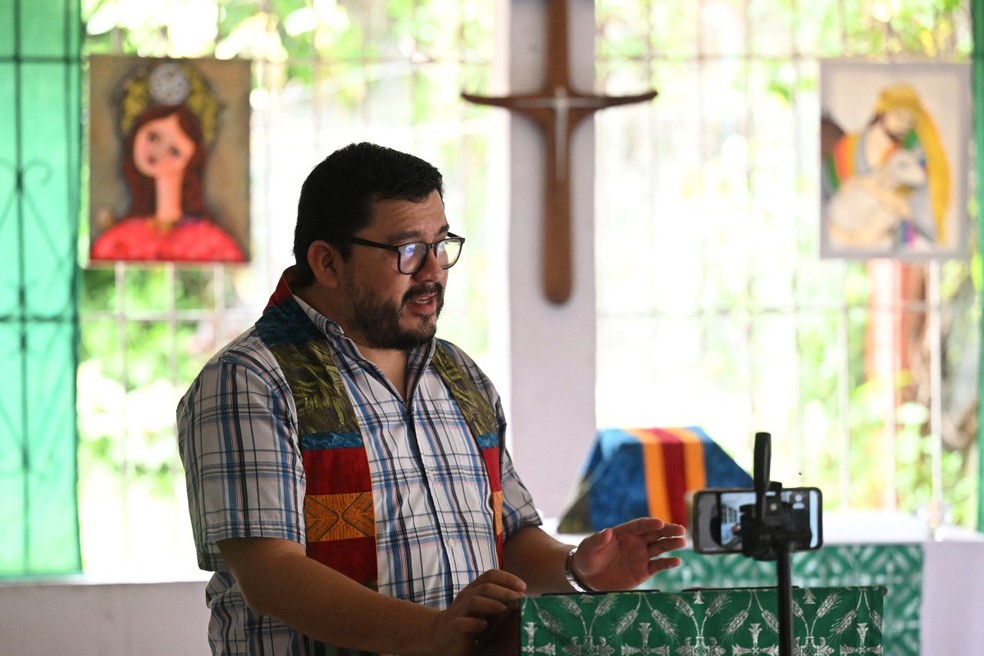 Luis Chavez lidera um culto em uma organização de inspiração anglicana, um dos poucos espaços abertos a devotos LGBTQIAP+ em San Salvador, em 23 de junho de 2024 — Foto: MARVIN RECINOS / AFP