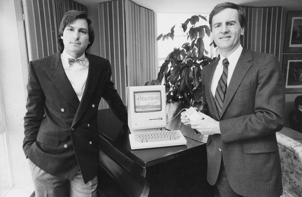 Steve Jobs, então presidente do Conselho da Apple, ao lado de John Sculley, CEO da empresa, apresentam o Macintosh, em 1984 — Foto: Marilynn Yee/New Your Times