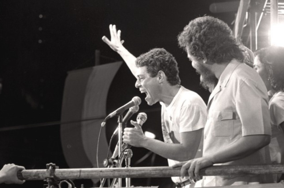 Chico Buarque no microfone durante comício das "Diretas Já" no Rio em 1984 — Foto: Anibal Philot