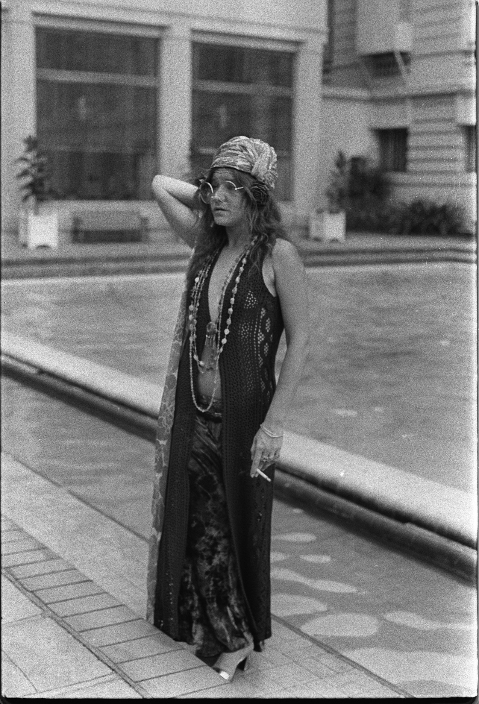 A cantora Janis Joplin perto da piscina do hotel — Foto: Arquivo / Agência O Globo