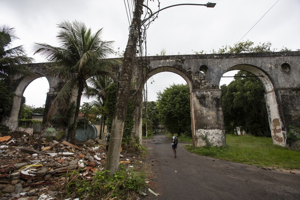 Aqueduto: Monumento está em ruínas, e parte dos arcos foi destruída por invasores de terras — Foto: Alexandre Cassiano