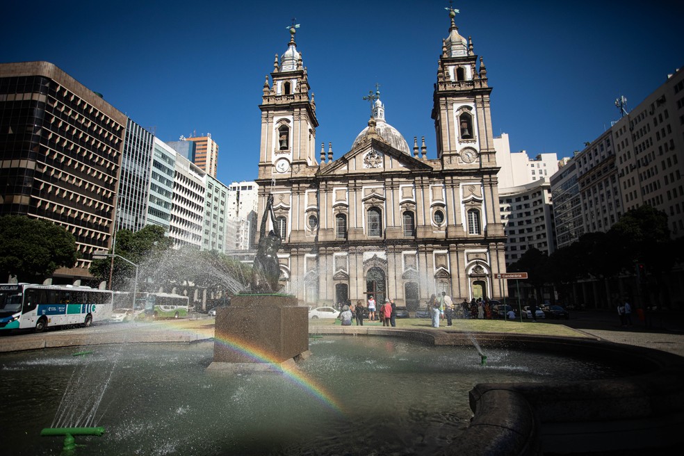 Chafariz e, mais atrás, cruz com o nome das vítimas da chacina da Candelária são reinaugurados diante da igreja do Centro do Rio, 30 anos após crime — Foto: Hermes de Paula / Agência O Globo