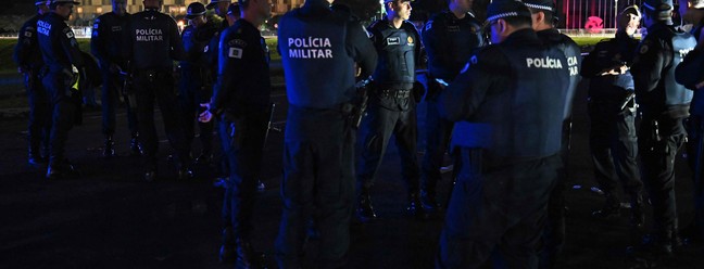 Policiais militares guardam o prédio do Congresso brasileiro na madrugada desta segunda-feira, depois que ele foi invadido por apoiadores do ex-presidente brasileiro Jair Bolsonaro, em Brasília. — Foto: CARL DE SOUZA / AFP