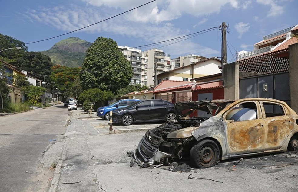 Carro queimado na Rua Guanumbi, na Freguesia — Foto: Fábio Rossi