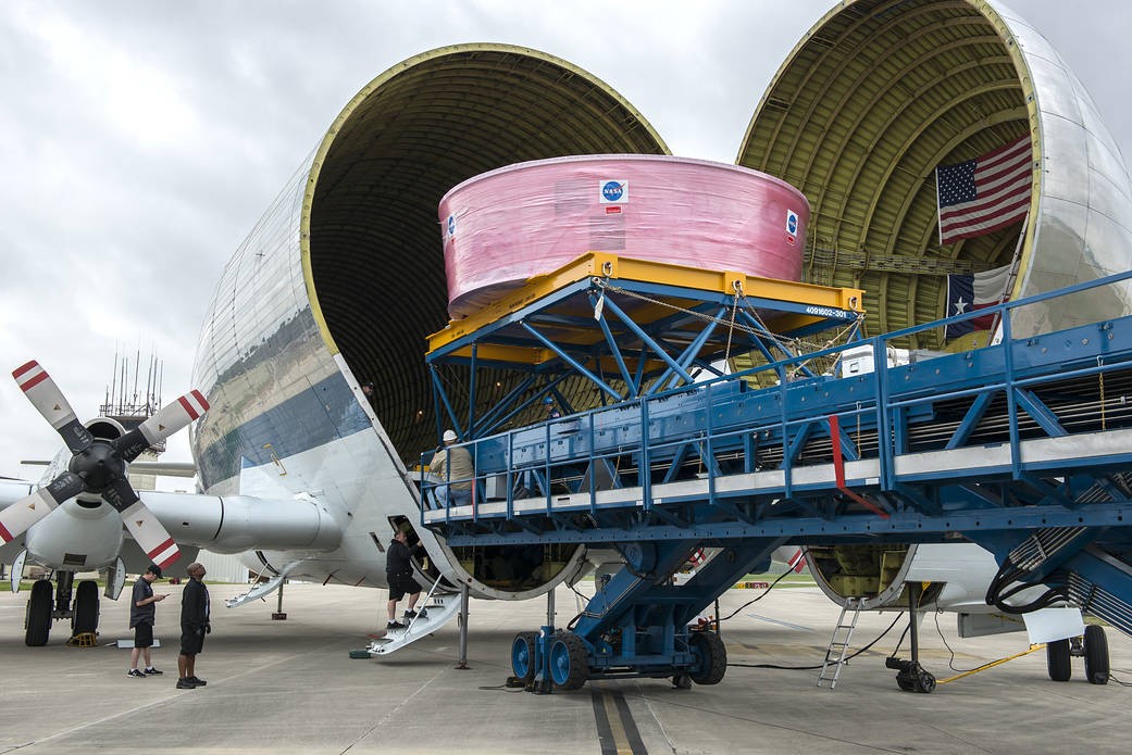 Aeronave Super Guppy da NASA transporta hardware de voo — Foto: Divulgação