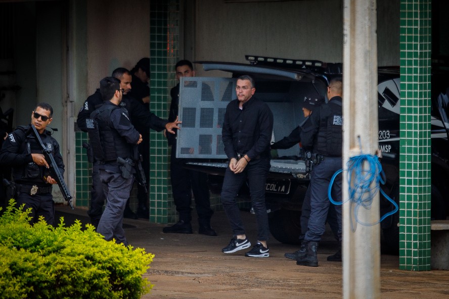 Rivaldo Barbosa chegando preso a Brasília, no domingo