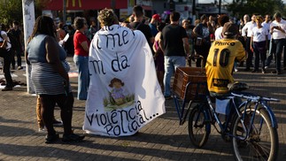 Protesto reuniu diversos moradores, entidades, políticos e movimentos sociais — Foto: Maria Isabel Olveira/Agência O Globo